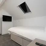 Hillcrest * Leeds (West Yorkshire)