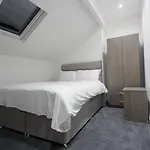 Hillcrest Hotel *